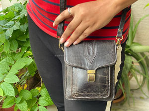 Sac à bandoulière en cuir fait main sac à bandoulière pour hommes sac à main en cuir véritable de style vintage unisexe avec serrure à poussoir pour un usage quotidien - Product Image 3