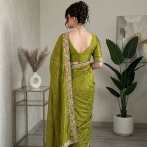 Sari en satin de soie haut de gamme et élégant avec bordure brodée et chemisier en soie de Bangalore, prix de gros par Royal Export - Product Image 1