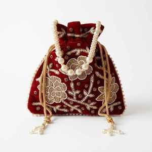 Pochette en velours faite à la main avec broderie de perles et motif floral pour décoration de mariage - Product Image 1