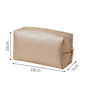 Bolsa de Cosméticos a Rayas de Gran Capacidad, Estuche de Maquillaje de Cuero Moderno con Cierre y Logotipo Impreso en Malla para Viaje - Product Image 3