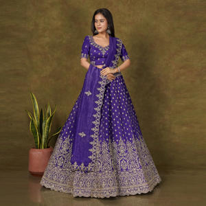 ชุดเลเฮนกาโชลีผ้าไหมเนื้อกรุบกรอบ พร้อมงานปักทั่วตัวอย่างละเอียด กระโปรงมีชายเสื้อประณีต จับคู่กับเสื้อท่อนบนที่เข้าชุดกัน และผ้าคลุมไหล่ที่พลิ้วไหว - Product Image 1