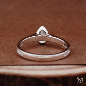 Anillo de compromiso con delicado diamante de corte pera de 0.50ct cultivado en laboratorio, banda delgada tipo canal en oro blanco de 10k. - Product Image 2