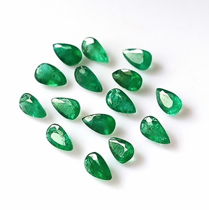 Esmeralda Zambiana Natural de Corte Pera de 2.35 Quilates, Calibrada 3x5 mm, Facetada, Translúcida, Lote de 15 Piezas - Product Image 2