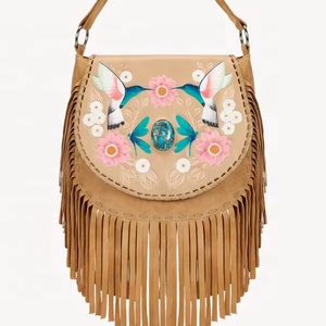 Colibrí pintado a mano, Libélula y diseño de flores que rodea un estilo de bolsa de sillín de piedra turquesa con tallado a mano - Product Image 1