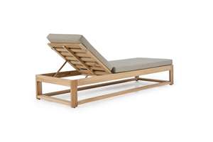 Chaise longue traditionnelle en teck CORFU avec design pliable, mobilier d'extérieur durable pour villa et hôtel au bord de la piscine - Product Image 2