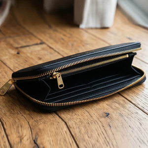 Regal Three Llc Cartera Larga de Cuero Genuino con Cierre de Cremallera, Múltiples Ranuras para Tarjetas, Estilo Minimalista Unisex - Product Image 4