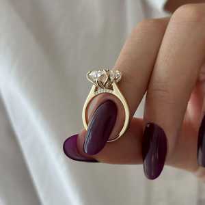 Anillo de Compromiso con Diamante Cultivado en Laboratorio de 5 Quilates, Corte Alargado Tipo Tulipán, Oro de 14k, Engaste Catedral, Certificado IGI - Product Image 5