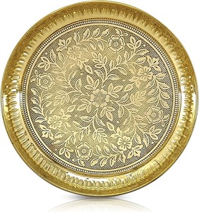 Bandeja redonda de metal dorado con patrón floral grabado, bandeja decorativa hecha a mano para servir, bandeja para mesa de centro, bandeja para cocina. - Product Image 2