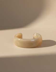 กำไลข้อมือเรซิ่นคริสตัลทันสมัย สีเขียว น้ำตาล น้ำเงิน เบจ ขัดเงา เป็นมิตรกับสิ่งแวดล้อม งานฝีมือเหนือกาลเวลา สำหรับผู้หญิง - Product Image 3