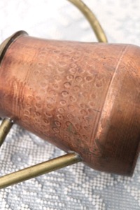 Arrosoir vintage à long bec, design martelé foncé, idéal pour une arrosage contrôlé et écologique et des soins quotidiens des plantes, provenant d'Inde. - Product Image 4