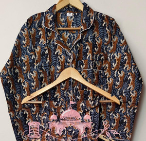 Conjunto de Pijama de 2 Piezas para Mujer, Hecho a Mano, de Algodón Puro, con Estampado de Leopardo Azul, Transpirable, Ecológico, de Manga Larga y Cuello Camisero - Product Image 1