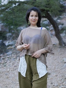 Kimono en coton Khadi blanc cassé fait main, haut minimaliste à col bateau avec broderie géométrique traditionnelle - Product Image 2