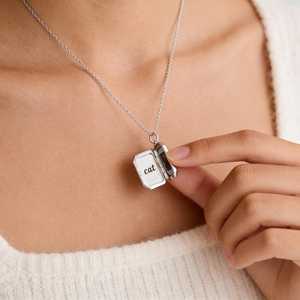 Nuevo Colgante Unisex de Plata de Ley 925 Maciza con Baño de Rodio, Estilo Neo-Gótico, con Granate en Marco Abierto, Joyería Fina Hecha a Mano - Product Image 3