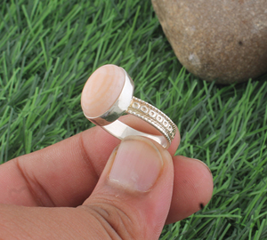 Anillo Vintage de Plata de Ley 925 con Gema de Coral Rosa Natural, Engaste en Bisel, Joyería Étnica Ovalada - Product Image 3