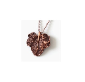 Pendentif artisanal minimaliste pour femme, design italien, finition brillante, cadeau de Noël, collection hiver 2027 - Product Image 3