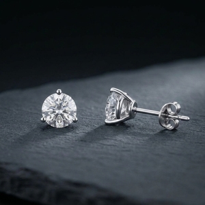 Pendientes de Diamantes Cultivados en Laboratorio de 1 Quilate Cada Uno, con 3 Puntas, Certificados por IGI, Modernos, Estilo Martini, Hechos a Medida, Oro Blanco de 10k, 14k, 18k - Product Image 1