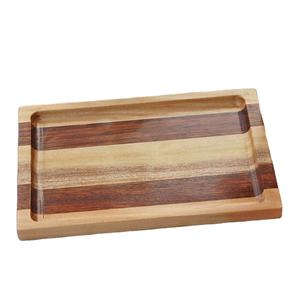 Bandeja rectangular de madera para servir, hecha a mano con madera maciza natural con un acabado pulido suave, ideal para una mesa de comedor elegante. - Product Image 1
