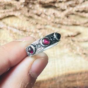 Anillo de latón con granate, banda ancha, estilo bohemio gótico, anillo de granate rodolita para mujer, joyería tribal de plata oxidada, venta al por mayor - Product Image 1