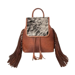 Mochila Unisex de Cuero Genuino Hecha a Mano con Pelo de Vaca, Forro de Poliéster Impermeable y Flecos Estilo Western - Product Image 1