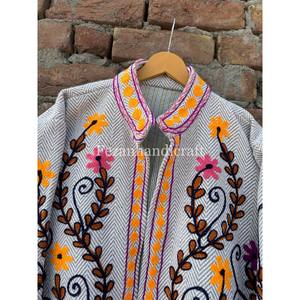 Veste en coton brodé Suzani d'Ouzbékistan, 100% coton, faite à la main, courte, unisexe, avec deux poches latérales - Product Image 3