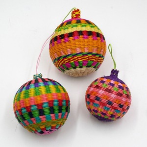 Boules de Noël décoratives en jonc de mer tressé, grandes et petites tailles - Product Image 2