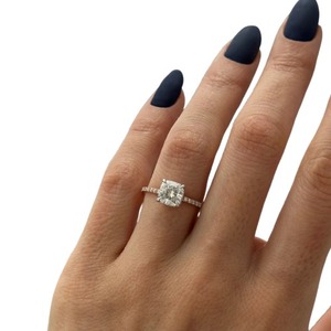 Bague de fiançailles de luxe avec diamant de laboratoire taille coussin de 1,5 carat et halo caché en or 14K, 18K ou platine - Product Image 4