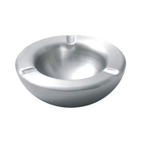 Cendrier en métal résistant au vent avec base lourde, construction durable et finition lisse pour une utilisation en extérieur et sur terrasse. - Product Image 2