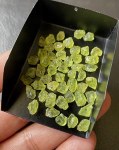 Piedras de Peridoto en Bruto, Gemas Naturales sin Pulir, Cristal Verde que Cambia de Color, Piedra de Nacimiento de Agosto para Joyería, Suministro al por Mayor - Product Image 2
