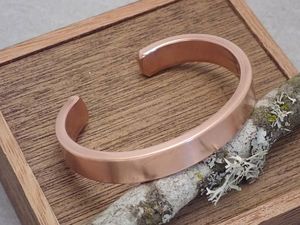 Bracelet manchette minimaliste en cuivre, bijou rond en métal, design fait main - Product Image 4