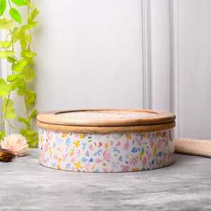 Pot de rangement en bois de style indien classique avec couvercle en bois, écologique, compatible lave-vaisselle, compatible tous types de cuisinières, diamètre 20 cm UO - Product Image 1