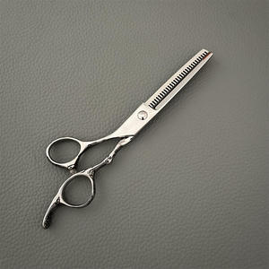 Ciseaux de coiffure professionnels pour salon de barbier, en acier inoxydable, avec lame tranchante et manche ergonomique, pour droitiers - Product Image 1