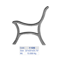 Pied de banc en fer forgé à motif végétal orné, panneau latéral de siège de jardin, balustrades de villa de luxe, cadre de mobilier de patio, accoudoir de parc botanique