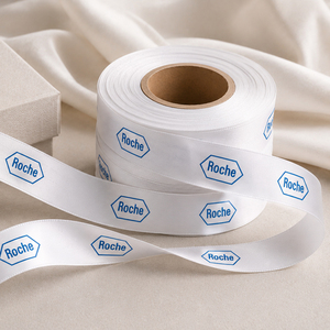Etiquetas personalizadas con impresión en cinta de satén para una marca y eventos premium con un acabado satinado suave y servicios profesionales de impresión de logotipos. - Product Image 1