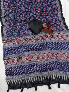 Sari en satin japonais lourd imprimé Ajarakh avec broderie miroir authentique et pièce de blouse Latkan – Sari beauté miroir héritage - Product Image 5
