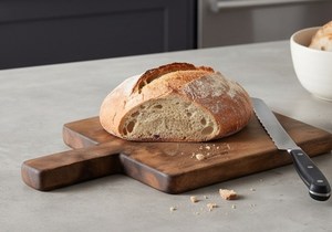 Planche à découper rectangulaire classique en bois avec poignée, en bois naturel brun, pour la cuisine - Product Image 3