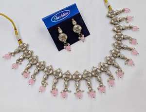 ชุดสร้อยคอพรีเมียมแบบ Kundan ประดับมุกและพลอยสีเขียว ดีไซน์สำหรับงานแต่งงาน เหมาะสำหรับผู้หญิง - Product Image 2