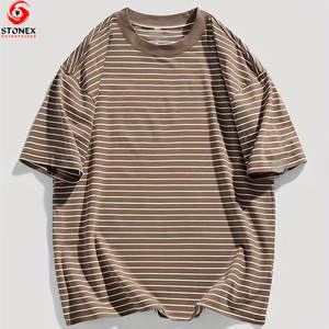 เสื้อยืดผู้ชายคุณภาพสูงสำหรับฤดูร้อน ลายทางพิมพ์ดิจิทัล ดีไซน์ใหม่ เป็นมิตรกับสิ่งแวดล้อม มีทุกขนาด และสามารถสั่งทำโลโก้ได้ - Product Image 2