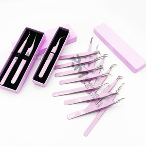 Ensemble de pinces à épiler RMI Silver Tip et Pink Powder Coated, couleur rose, simples et doubles, emballées dans une boîte rose. - Product Image 6