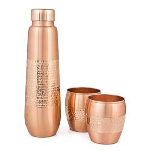 Elegante botella de agua de cobre con diseño de textura martillada, acabado metálico premium, altura tradicional - 10.5 pulgadas, juego de 2 vasos. - Product Image 2