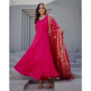 Ensemble de costume pour femme Sarah en satin rose 100% polyester disponible en taille XS - Product Image 6