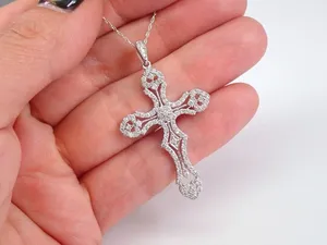 จี้รูปกางเขนประดับมอสซาไนต์ทรงกลม เงินสเตอร์ลิง ชุบทองคำขาว 14K สำหรับผู้หญิง สวยงามน่าดึงดูด - Product Image 3