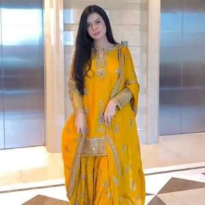 Conjunto de Ropa Étnica de Diseñador para Mujer: Kurti Maxi Reversible de Seda Chiffon Premium con Bordado, Sharara y Dupatta a Juego - Product Image 1