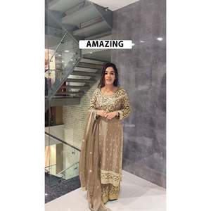 Hermoso conjunto de traje Dupatta y parte superior inferior para mujer con intrincado trabajo de secuencia de bordado - Product Image 2