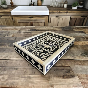 Plateau en bois classique fait à la main avec incrustations d'os, motif floral noir, technique polie, pour la cuisine, la salle à manger, la table basse, le service - Product Image 1