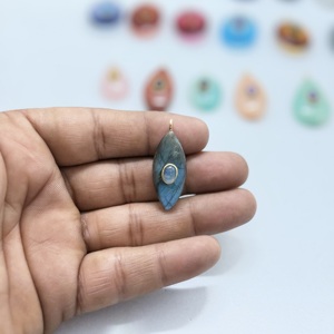 Pendentif double pierre en labradorite marquise plaqué or 14 carats avec breloque artisanale en aventurine verte ovale sertie - Product Image 3