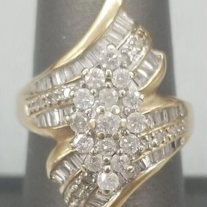 Anillo de Compromiso Vintage con Moissanita Real de 2 Quilates, Plata de Ley 925, Chapado en Oro Amarillo, Corte Baguette, Lujoso y Elegante para Mujer - Product Image 1