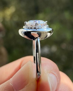 Bague solitaire en moissanite ronde 3 carats, sertie clos en argent 925, avec halo, cadeau idéal pour anniversaire ou pour des amis – Nouveauté très prisée - Product Image 4