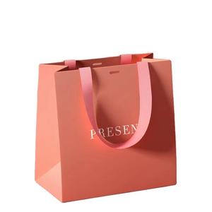 Sacs cadeaux en papier kraft personnalisés en gros, blancs et propres, pour des achats et des cadeaux élégants - Product Image 1