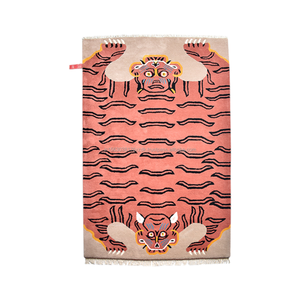 Tapis tibétain traditionnel en laine tufté à la main, motif double peau de tigre, style bohème rose corail, aspect fourrure animale exotique, écologique - Product Image 4