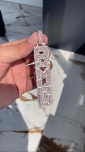 Colgante de Letra Personalizado con Diamantes VVS1 en Oro de 14K KP-114 KRISHNAVI, Joyería de Lujo Unisex Estilo Hip Hop - Product Image 2
